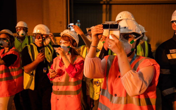 Selfies at the fiery lava and locations, as in the Terminator. Tourists are invited to AFP